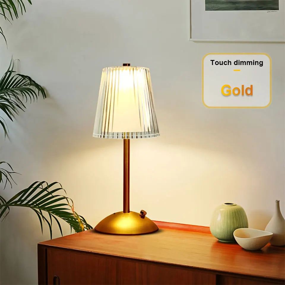 Lampe de table en metal dore allumee creant une atmosphere lumineuse elegante
