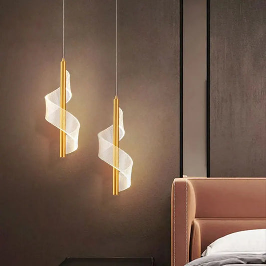 Lampe suspendue moderne avec spirale lumineuse élégante.