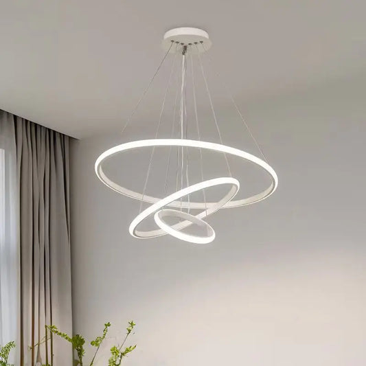 Lustre design aux anneaux suspendus lumineux.