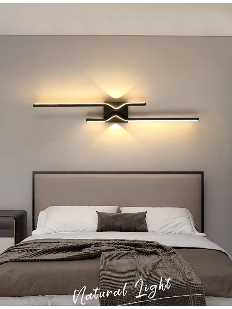 Applique LED noire diffusant une lumière douce dans une chambre moderne.