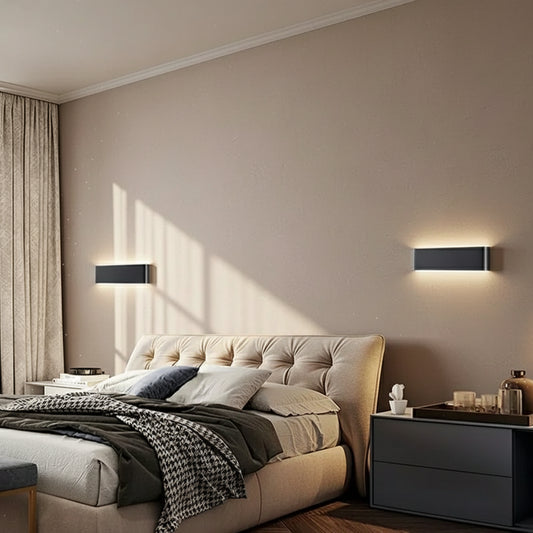 Applique LED LumaBar noire en aluminium avec halo lumineux.