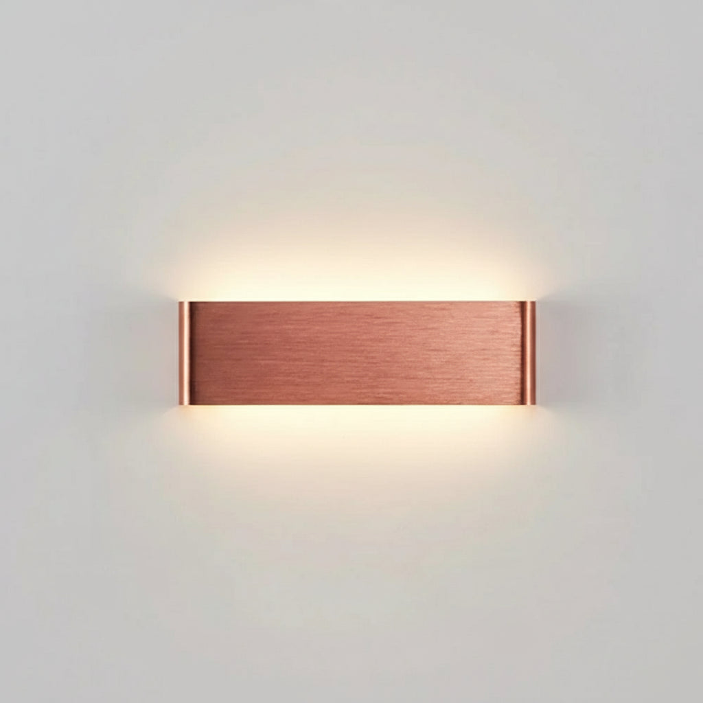 Applique LumaBar finition or diffusant une lumière douce.