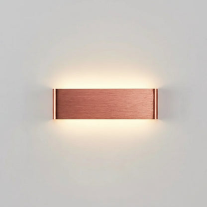 Applique LumaBar finition or diffusant une lumière douce.