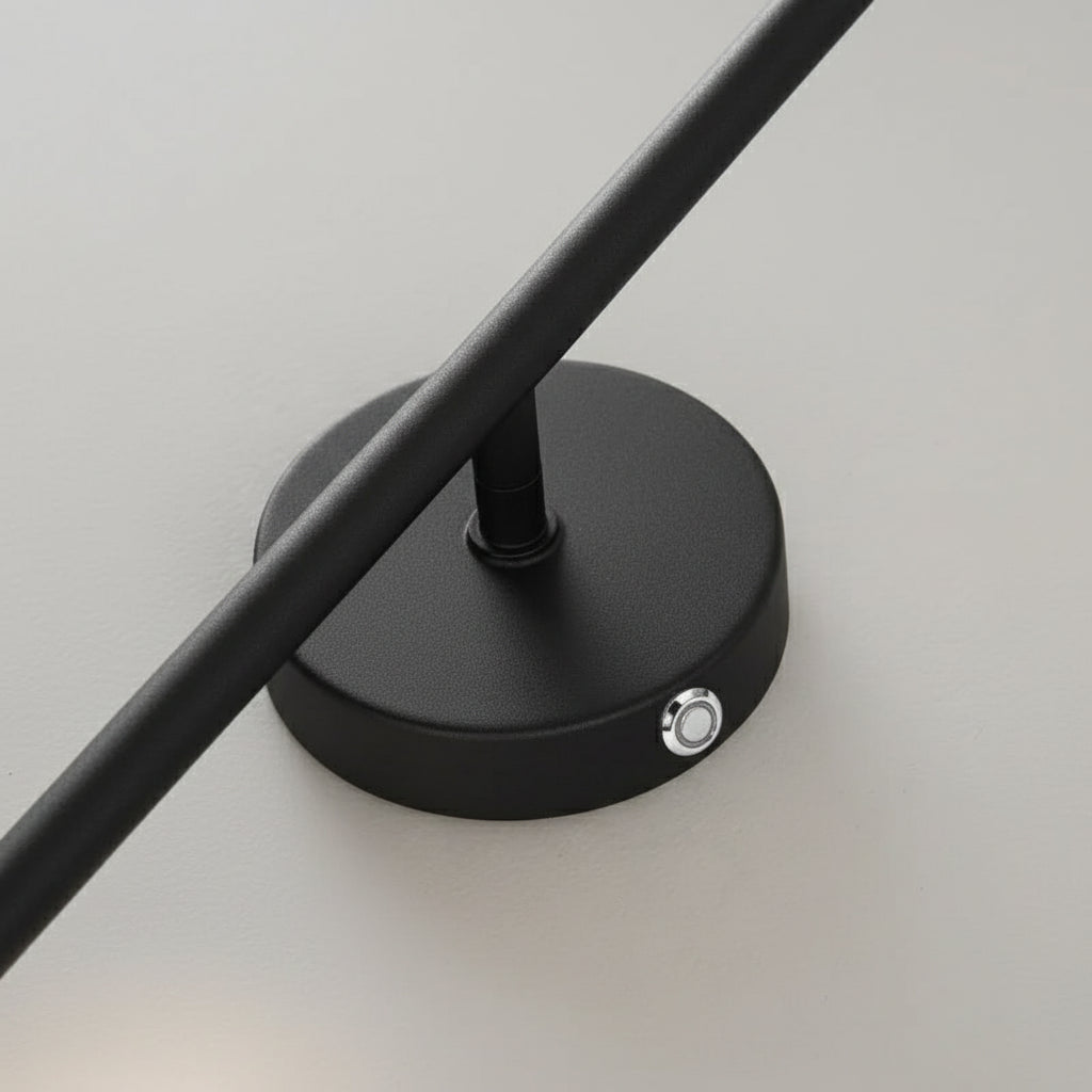 Applique LED minimaliste noire avec eclairage vertical.