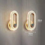 Applique contemporaine doree en forme ovale.