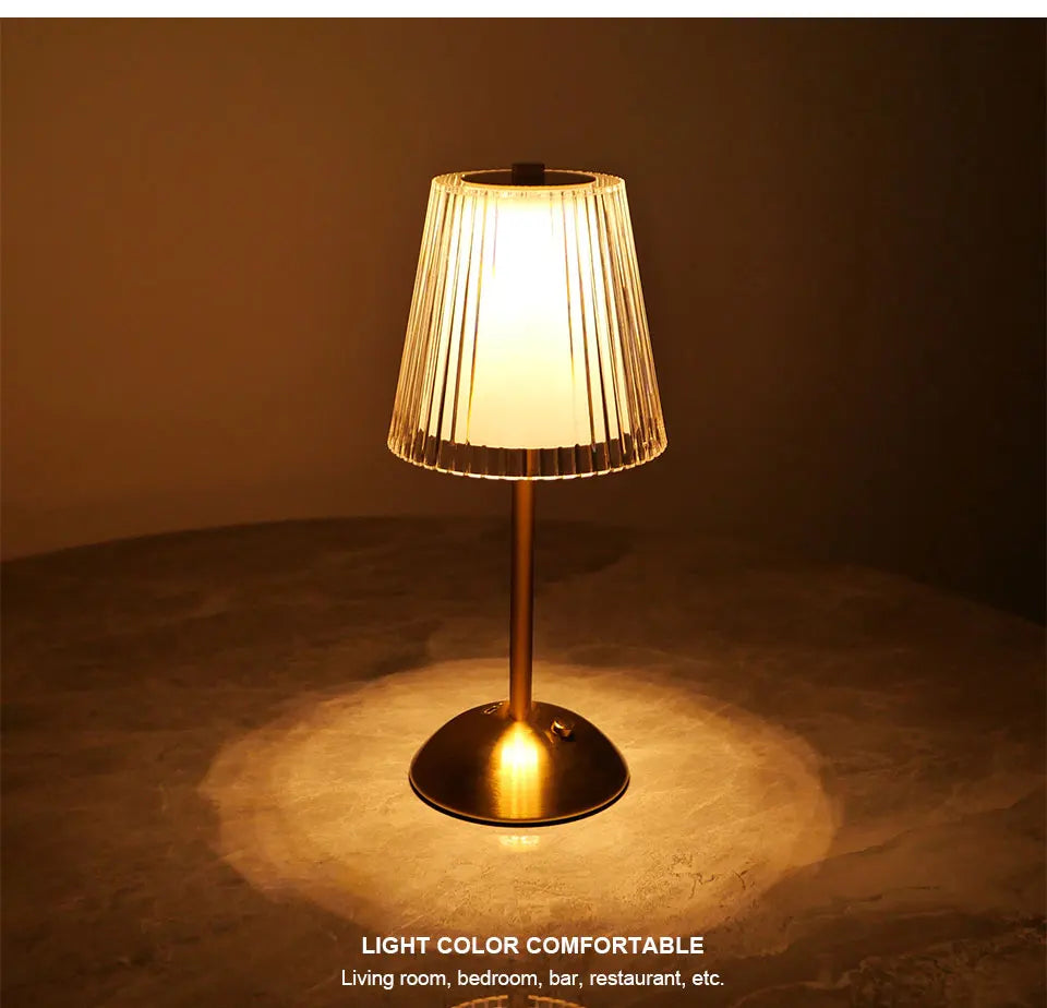 Vue rapprochée de la base en métal doré d’une lampe de table rechargeable design