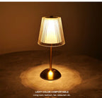 Vue rapprochée de la base en métal doré d’une lampe de table rechargeable design