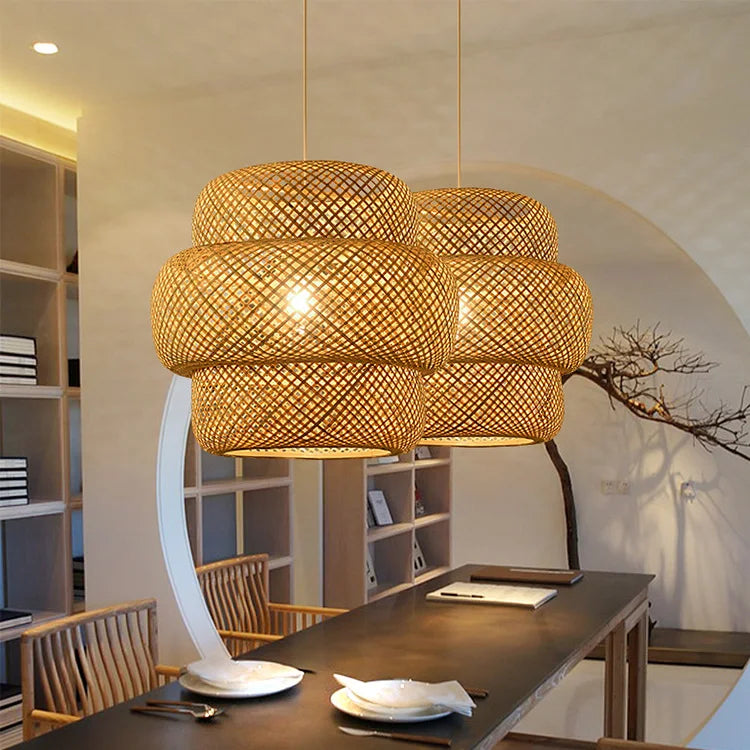 Gros plan sur le tressage artisanal en rotin naturel du luminaire