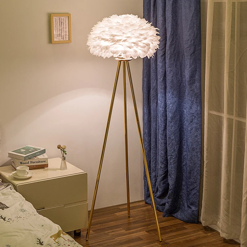Lampadaire blanc diffusant une lumiere douce et chaleureuse
