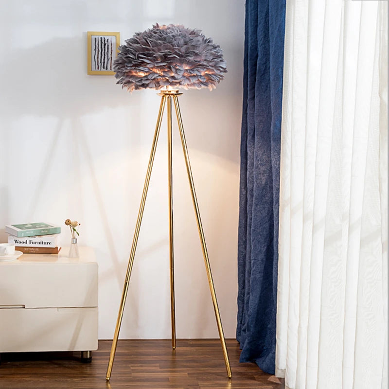 Luminaire sur pied associant plumes blanches et design elegant