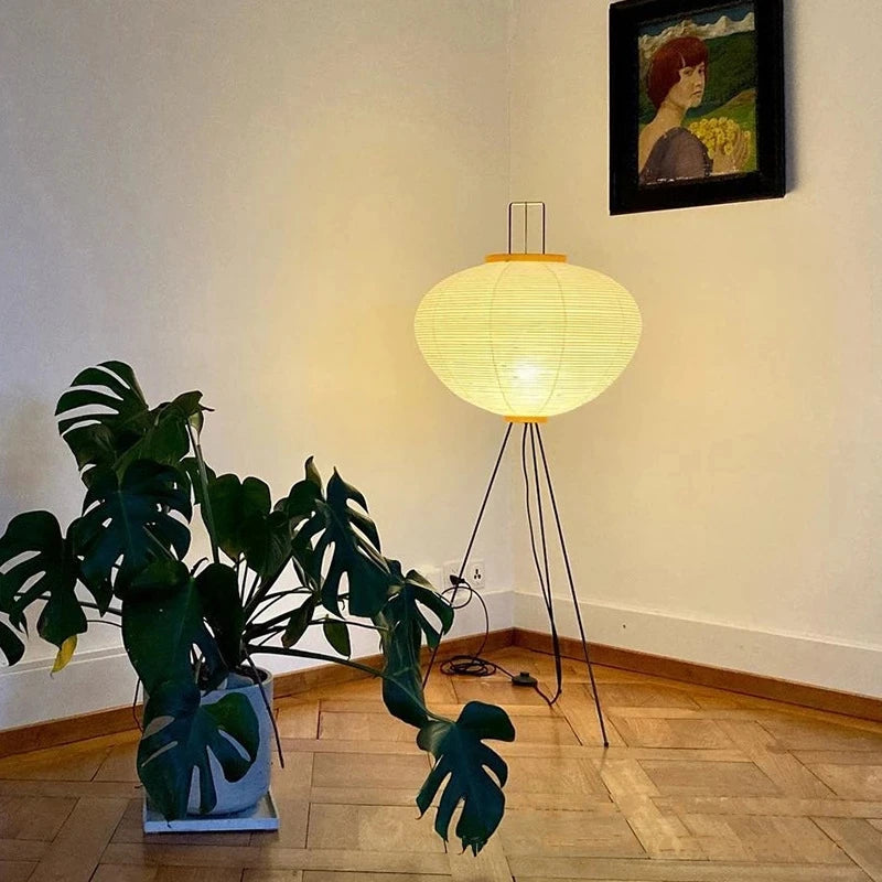 Lampadaire design avec structure fine en metal noir et abat jour en papier