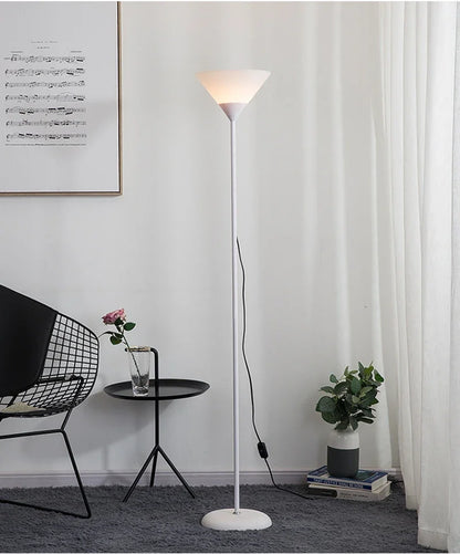 Lampadaire design installe dans un interieur contemporain