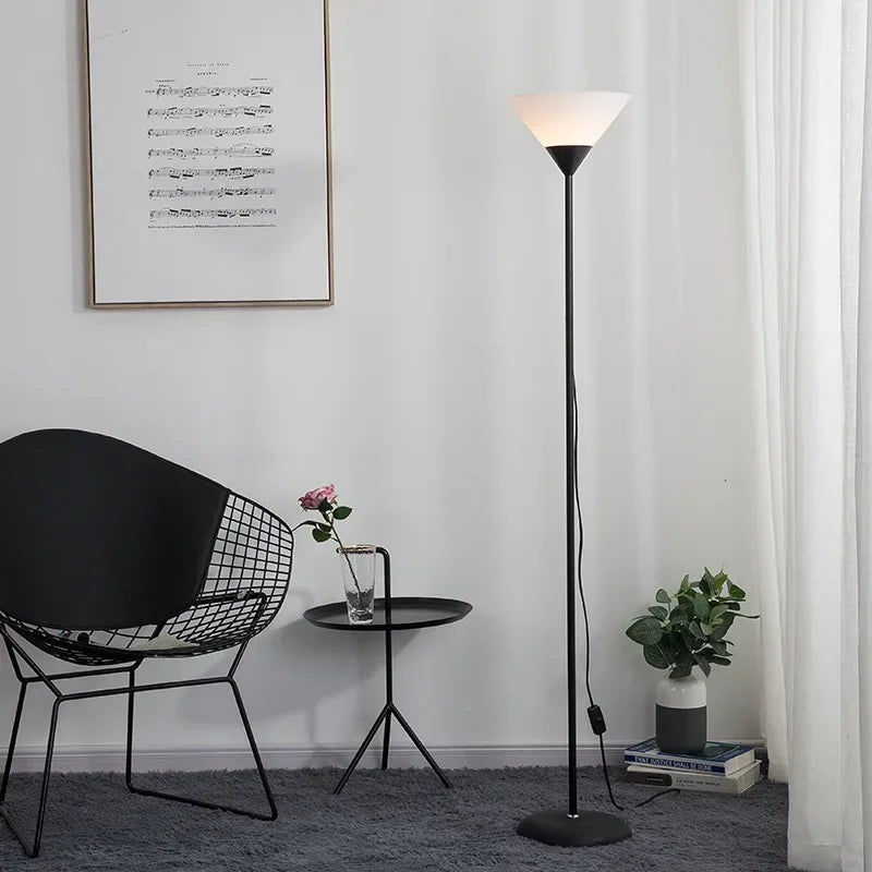 Lampadaire moderne noir offrant un eclairage indirect doux