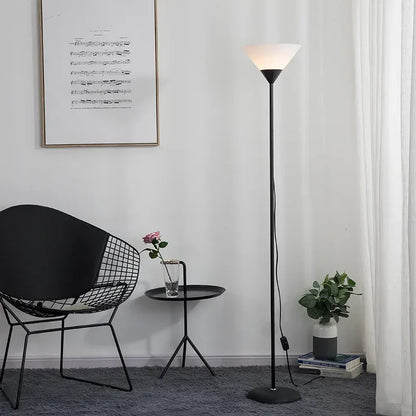 Lampadaire moderne noir offrant un eclairage indirect doux