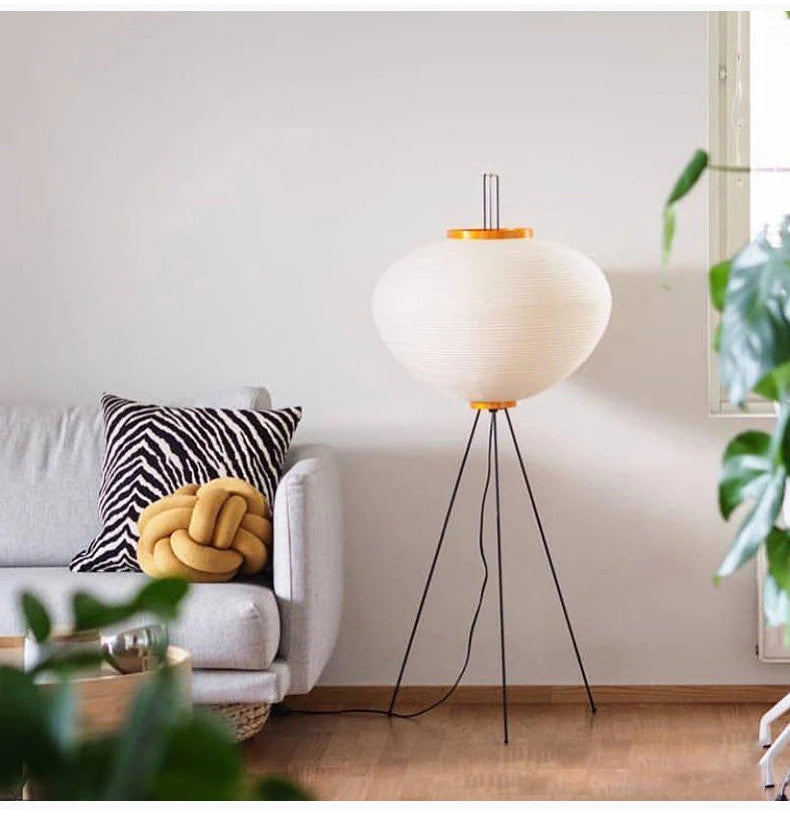 Lampadaire minimaliste integre dans un espace de vie contemporain