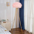 Vue entiere du lampadaire sur pied avec abat jour en plumes