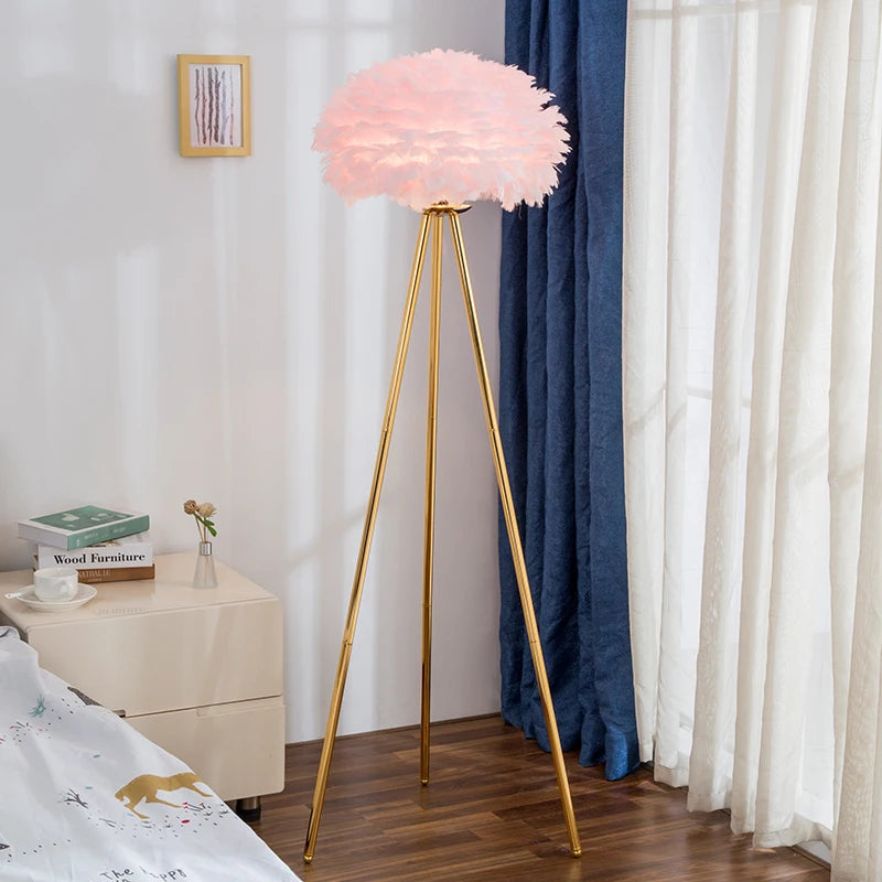 Vue entiere du lampadaire sur pied avec abat jour en plumes