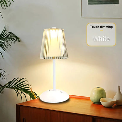 Lampe LED rechargeable posee sur une surface moderne avec eclairage modulable