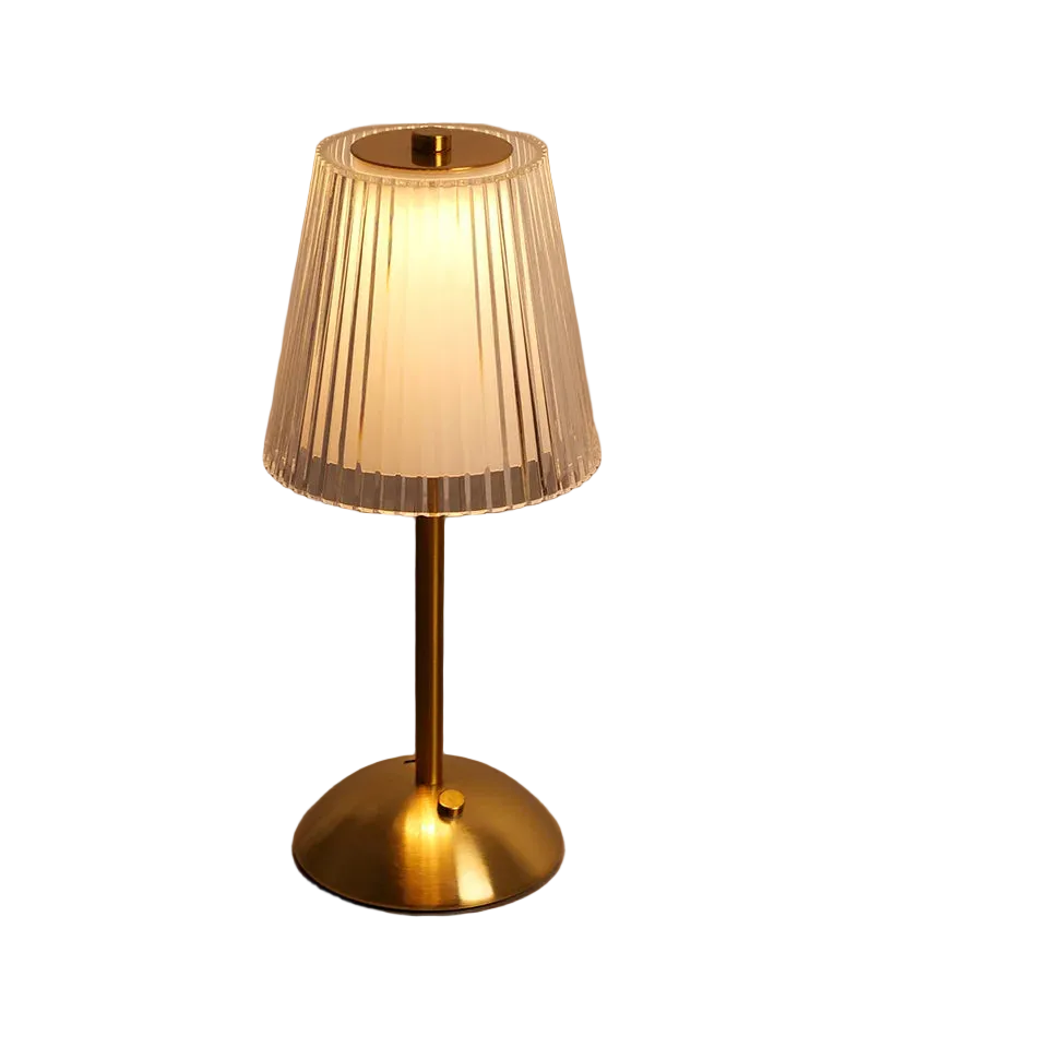Lampe de table sans fil avec pied en métal doré et abat-jour strié diffusant une lumière douce
