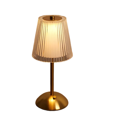 Lampe de table sans fil avec pied en métal doré et abat-jour strié diffusant une lumière douce