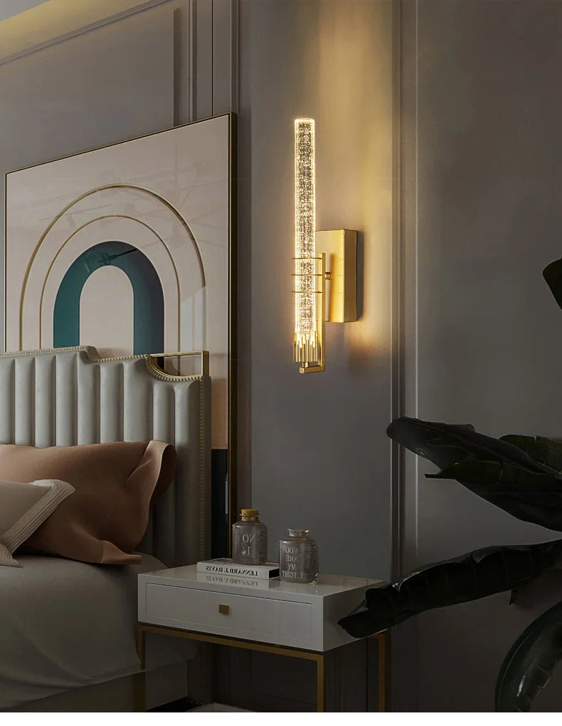 Lampe murale contemporaine diffuse une lumiere chaleureuse.