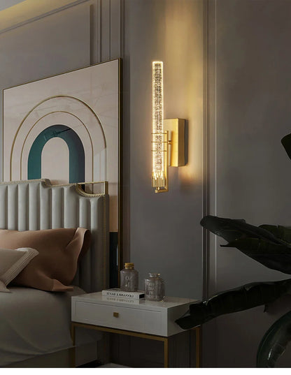 Lampe murale contemporaine diffuse une lumiere chaleureuse.