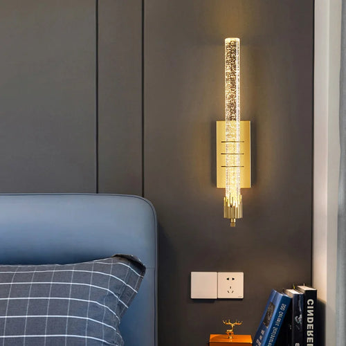 Lampe murale moderne en cristal offrant un eclairage doux.