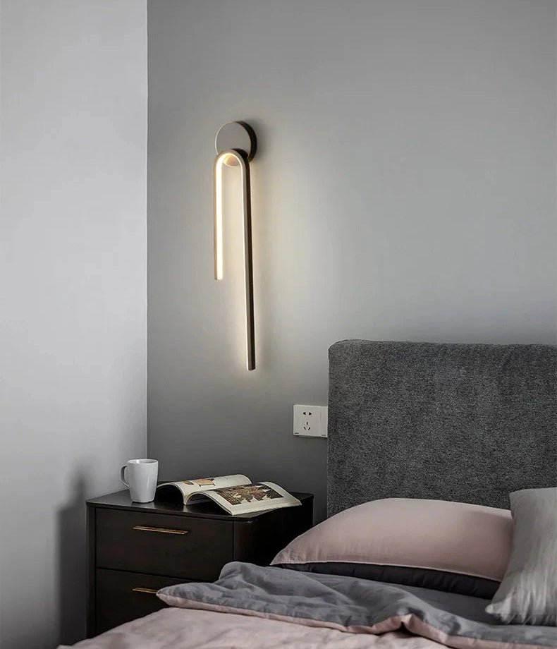 Lampe murale doree au style contemporain minimaliste.