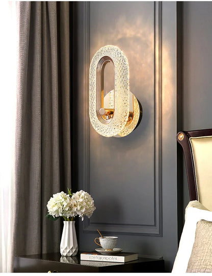 Lampe murale doree au design ovale lumineux et elegant.