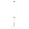 Lampe pendante doree avec effet torsion et eclairage LED doux.