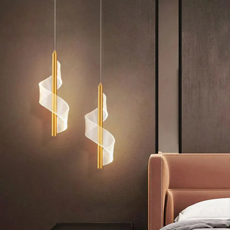 Lampe suspendue moderne avec spirale lumineuse élégante.