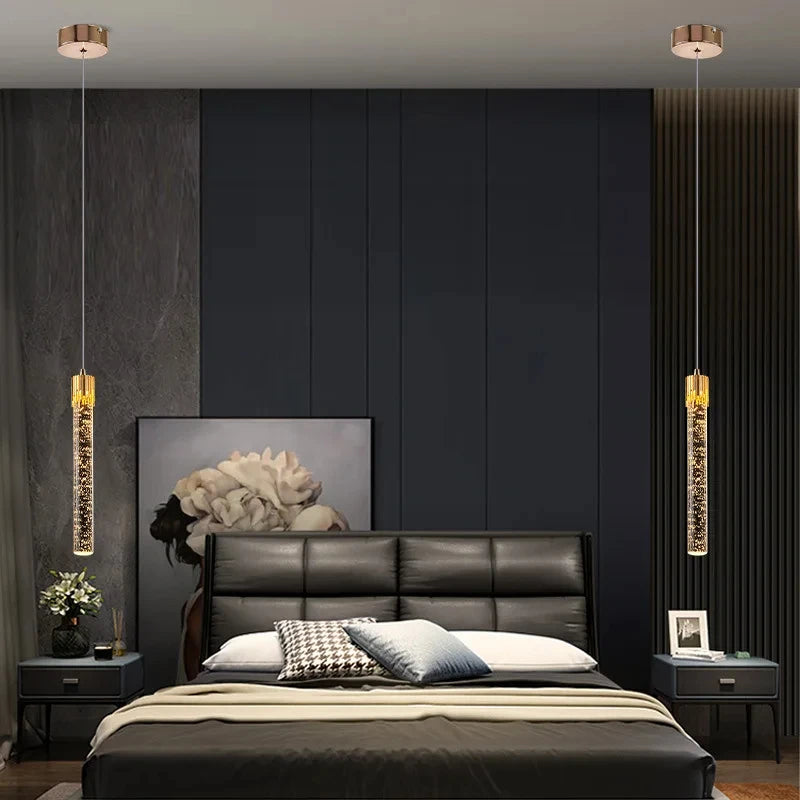 Lampe suspendue design combinant métal doré et tige en cristal lumineux.