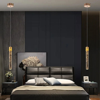 Lampe suspendue design combinant métal doré et tige en cristal lumineux.