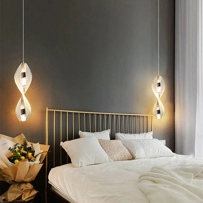 Lampe pendante doree au design torsade elegant et moderne.