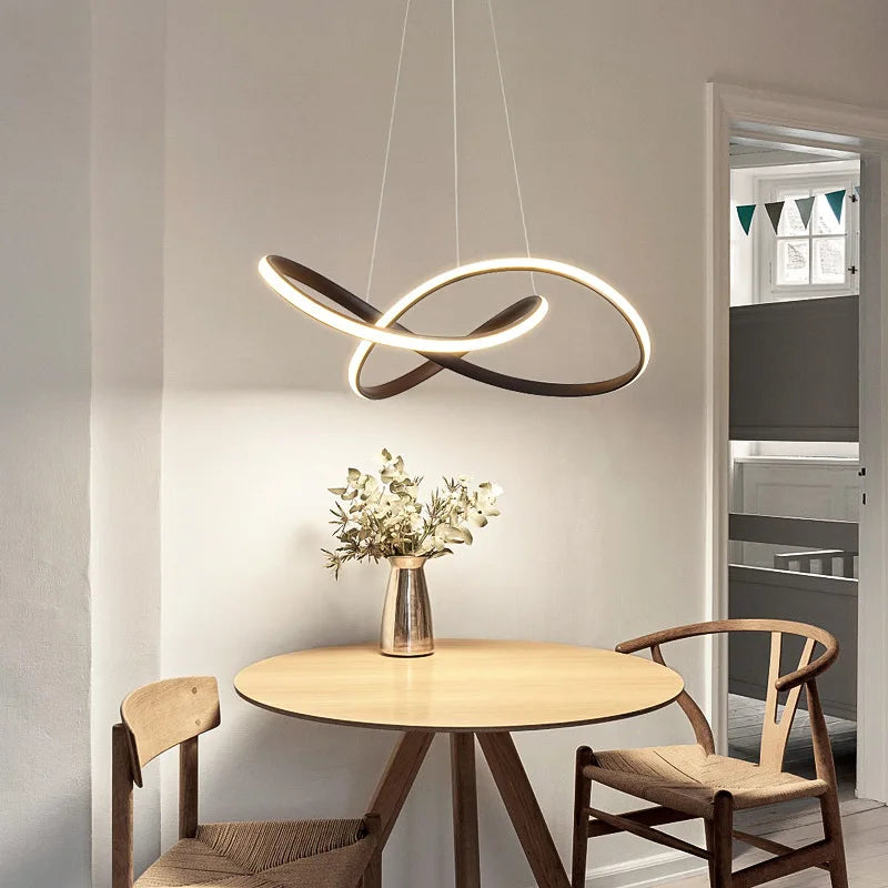 Luminaire LED a courbes fluides pour salon.