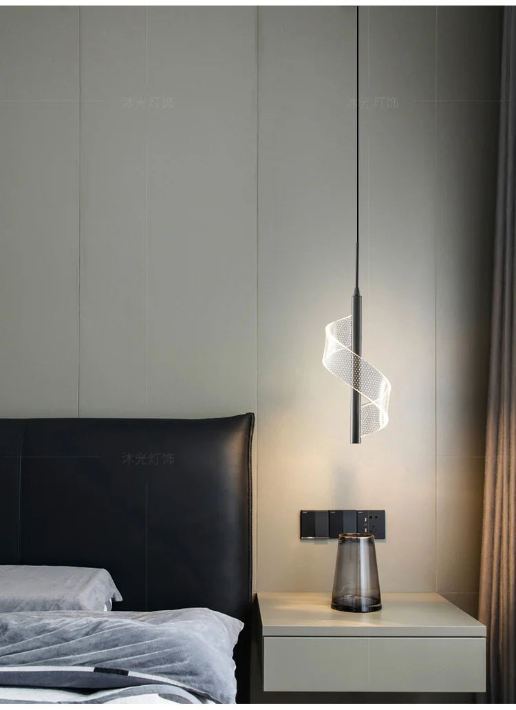 Luminaire LED contemporain au design spiralé raffiné.