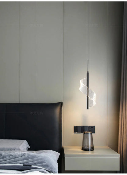 Luminaire LED contemporain au design spiralé raffiné.