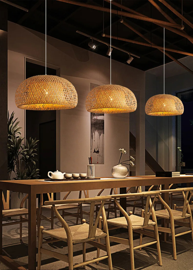 Luminaire bambou forme lanterne pour salle a manger.