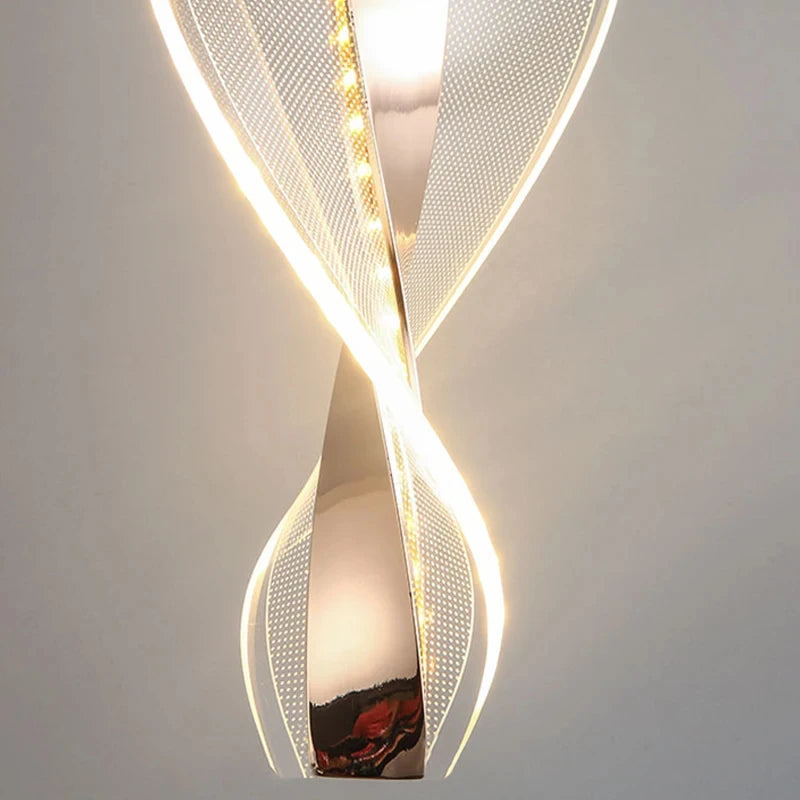 Luminaire suspendu torsade en acrylique translucide pour ambiance chic.