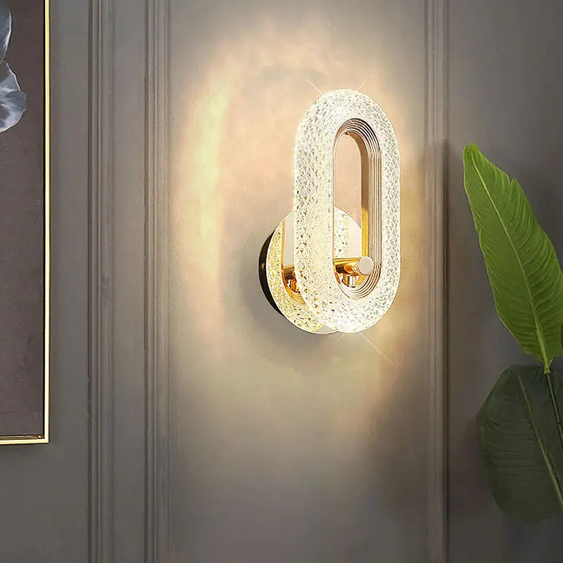 Luminaire mural moderne en cristal texturé diffusant une lumiere douce.