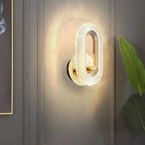 Luminaire mural moderne en cristal texturé diffusant une lumiere douce.