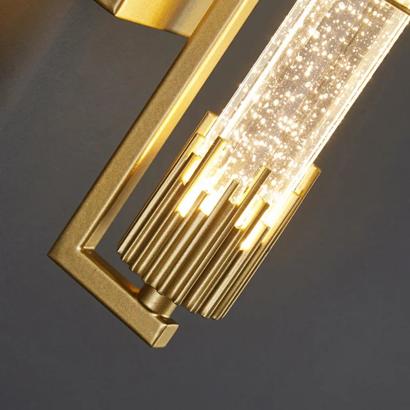 Luminaire mural dore avec diffuseur cristal scintillant.