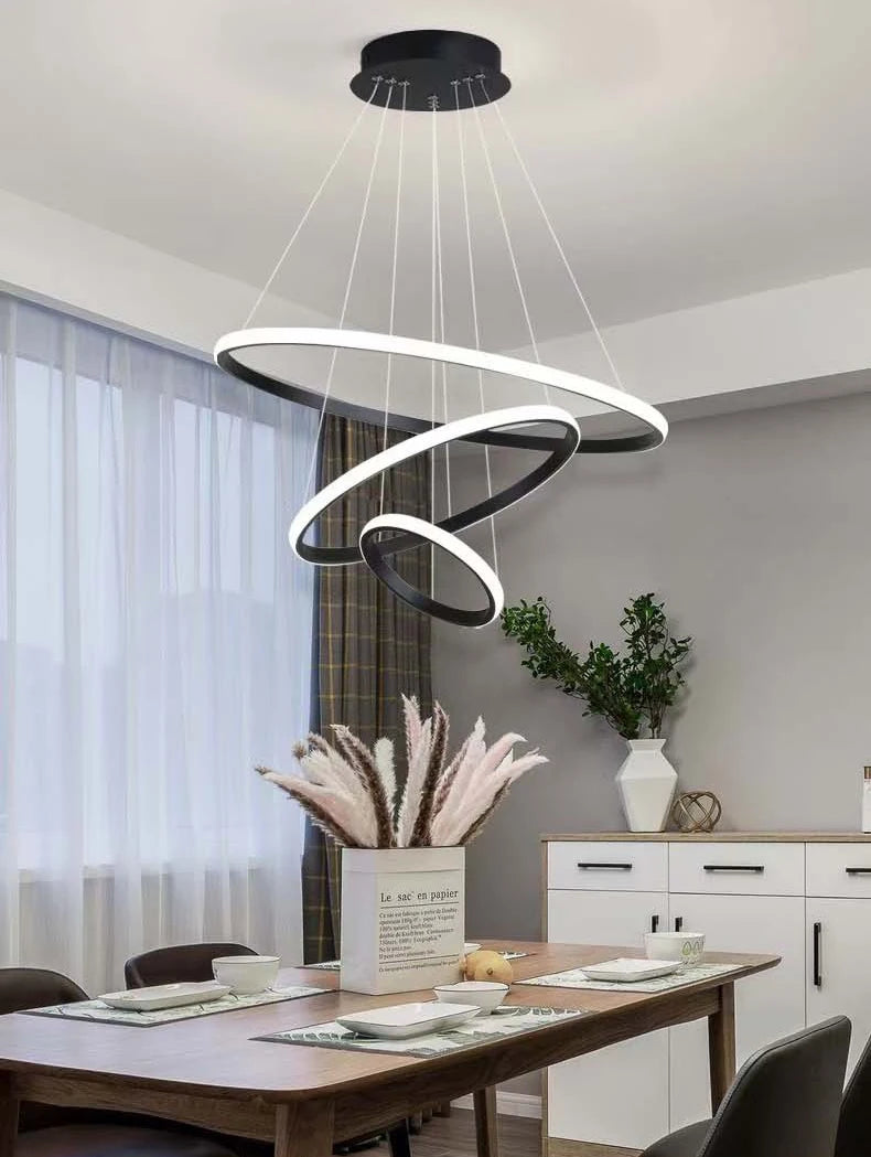 Luminaire suspendu noir en metal avec LED integree.