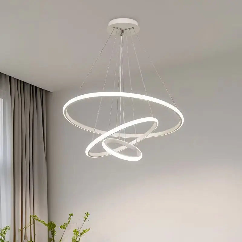 Lustre design aux anneaux suspendus lumineux.