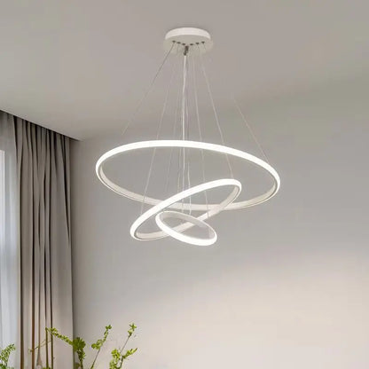 Lustre design aux anneaux suspendus lumineux.