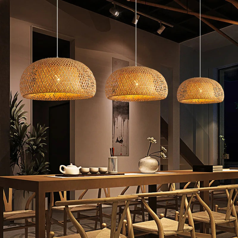 Lustre dome bambou artisanal avec eclairage doux.