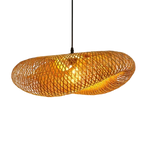 Lustre en bambou tresse artisanale diffuse lumiere chaleureuse.
