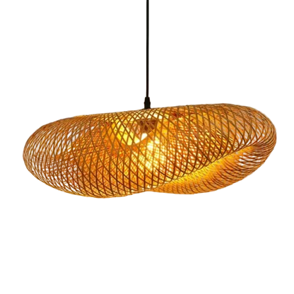Lustre en bambou tresse artisanale diffuse lumiere chaleureuse.