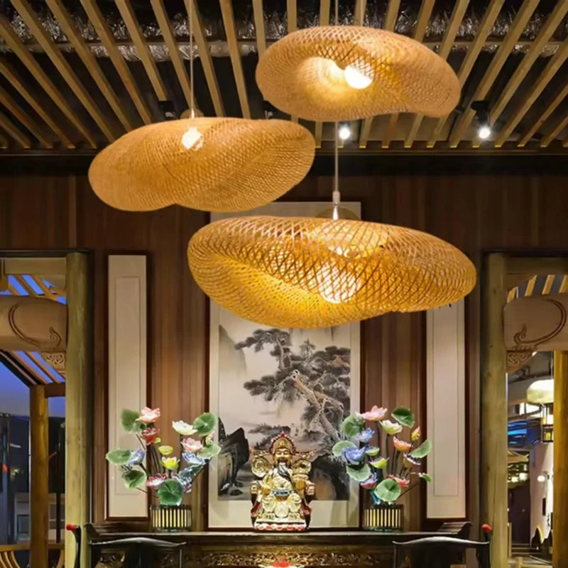 Lustre artisanal en bois et bambou avec eclairage doux.