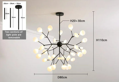 Vue complete du lustre sculptural en metal dore